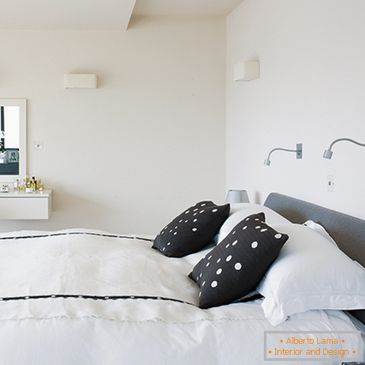 Monochromatická ložnice s minimalistickými nástěnnými osvětleními