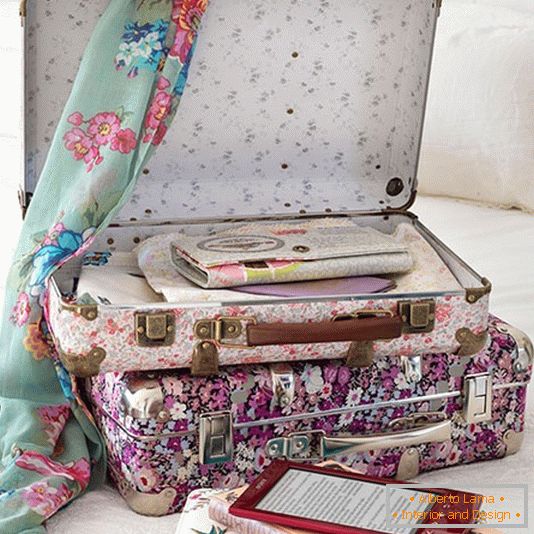 Krásný stylizovaný kufr