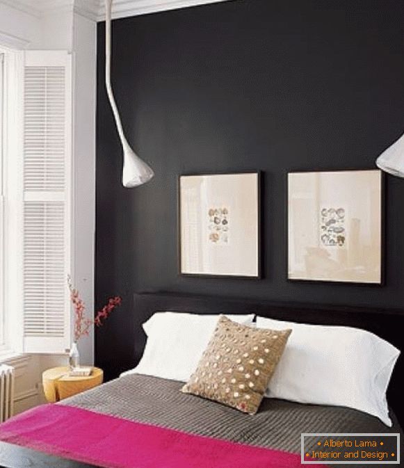 Stylová ložnice v černé a růžové barvě
