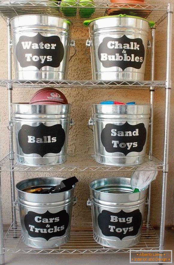 Praktické kbelíky pro skladování garážových potřeb