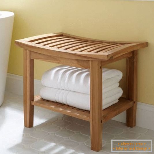 Dřevěná židle do koupelny