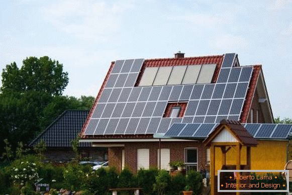 Dům se solárními panely pro autonomní elektrickou energii