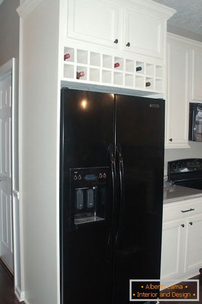 Vestavěná chladnička v malé kuchyni