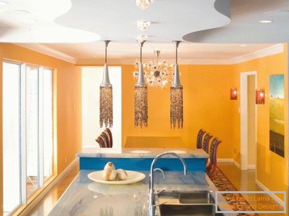 Okouzlující design kuchyně v oranžové barvě