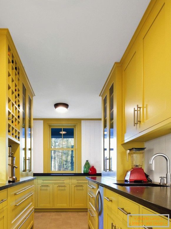 Kuchyně s jasně žlutým nábytkem