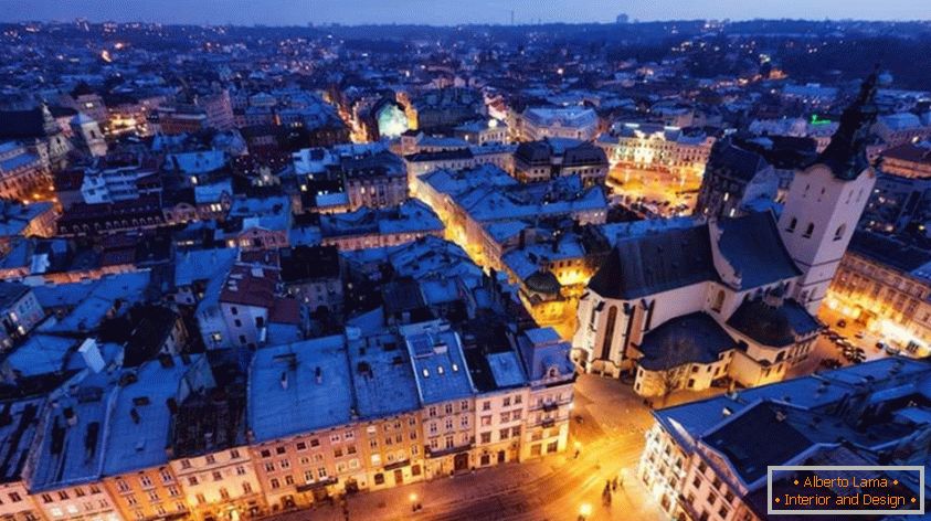 Noční Lviv с ярким освещением