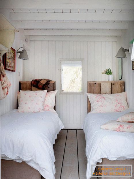 Dvě postele v malé ložnici
