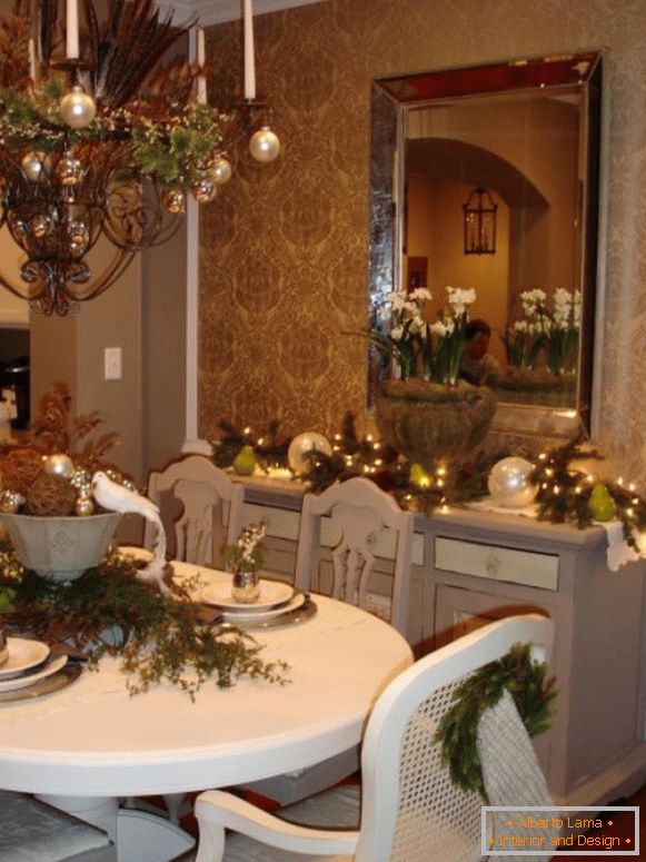 Bílé, stříbrné a zelené stolní dekorace