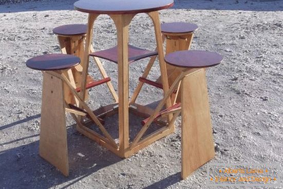 Modulární skládací stůl s sedadly