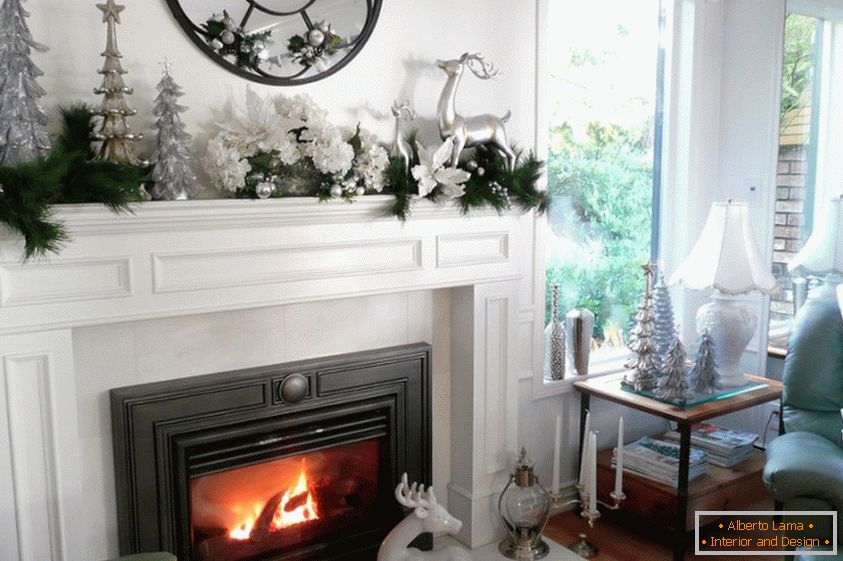 Bílo-stříbrná výzdoba obývacího pokoje s krbem pro nový rok