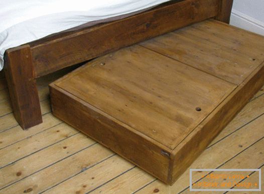 Dřevěná krabička pod postelí