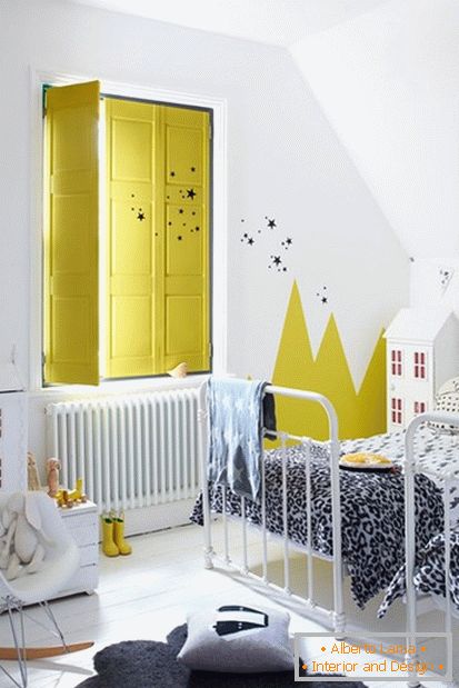 Jasně žluté barvy v bílé dětské místnosti