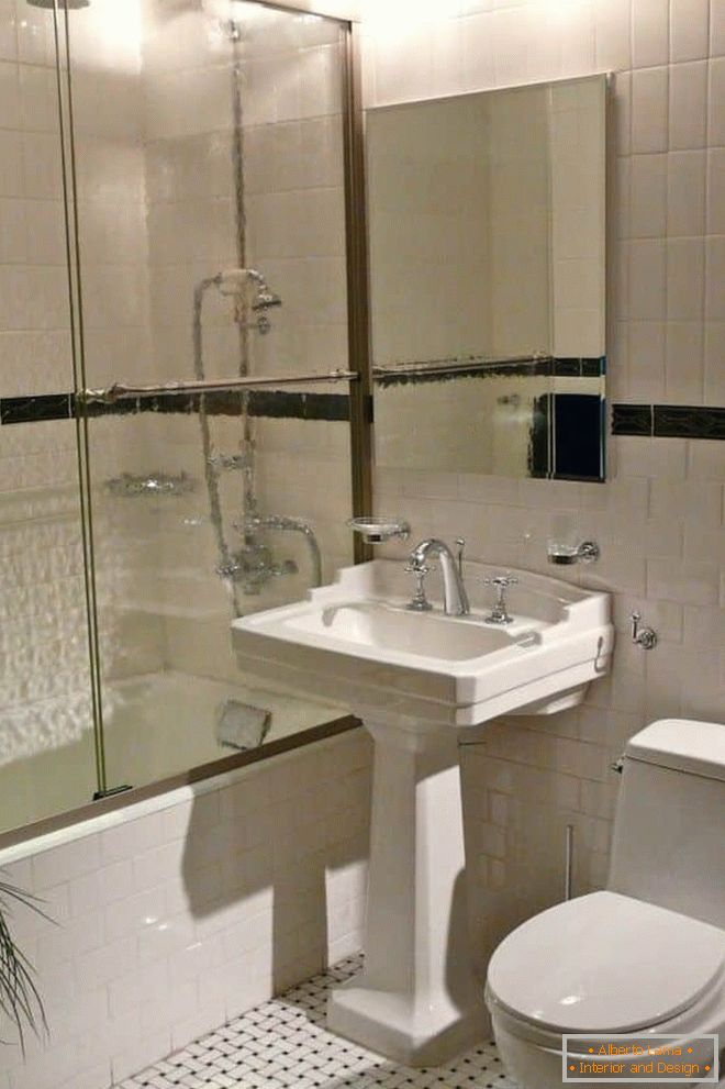 Koupelna v jasných barvách v Chruščově