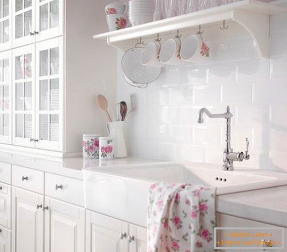 Bílo-růžový interiér kuchyně ve stylu shebbie-chic