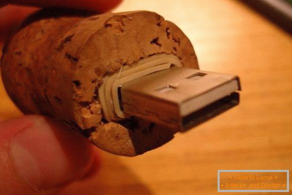 Flash disk ve víně zátky