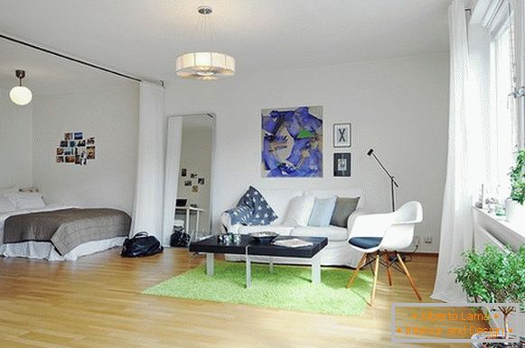 Interiér bytu s odděleným prostorem s lůžkem z bílého závěsu ze stropu na podlahu