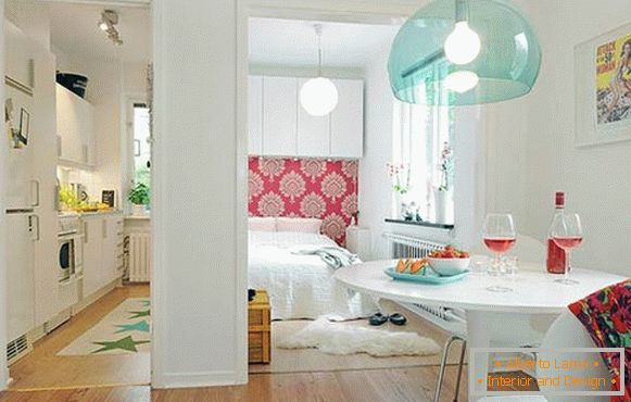 Interiér bytu obsahuje veškeré potřebné prostory pro bydlení v malé oblasti
