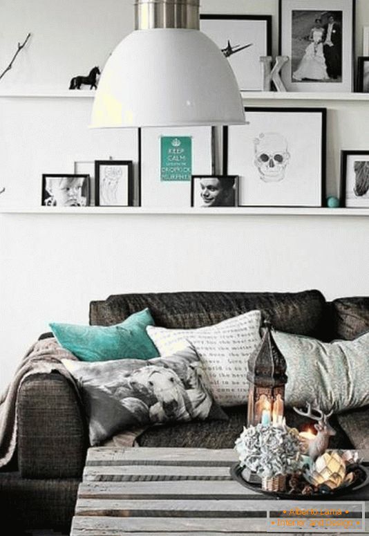 Směs moderního a rustikálního dekorace v obývacím pokoji