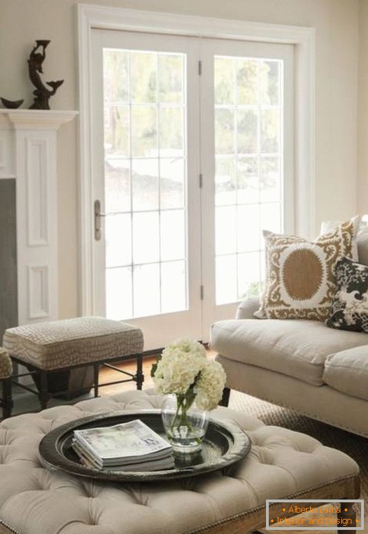 Krásný čalouněný čalouněný nábytek v obývacím pokoji