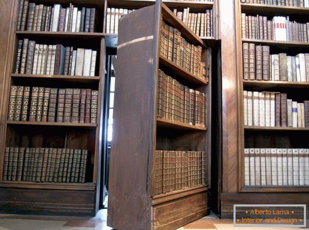 Knihovna s otočnými dveřmi
