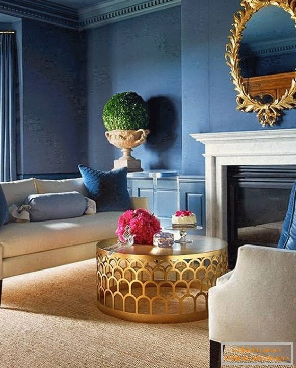 Zlatý dekor v modrém obývacím pokoji