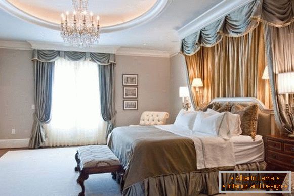 Krásné záclony a baldachýn v ložnici v klasickém stylu