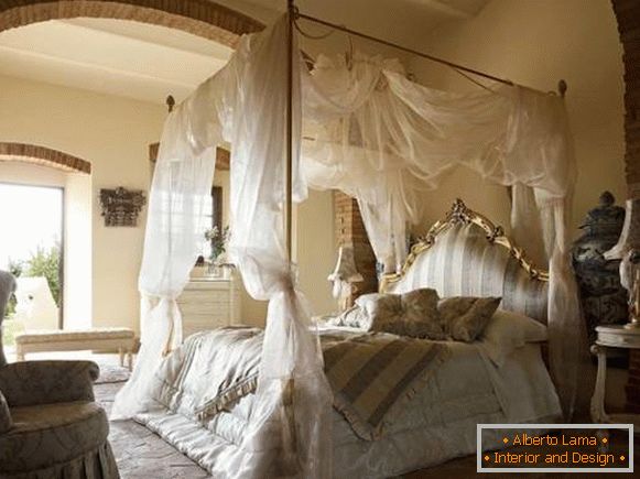 Krásná romantická ložnice s postelí s nebesy