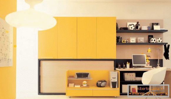 Office v žluté barvě