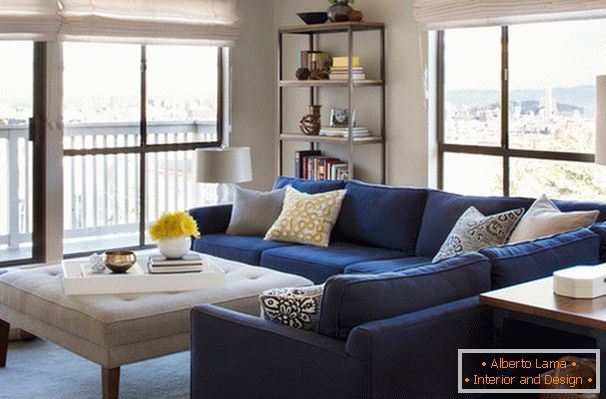 Rohová pohovka v obývacím pokoji s panoramatickými okny