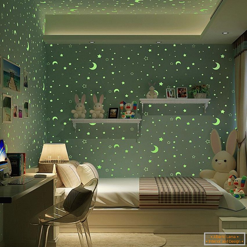 Hvězdy na stěnách v dětském pokoji