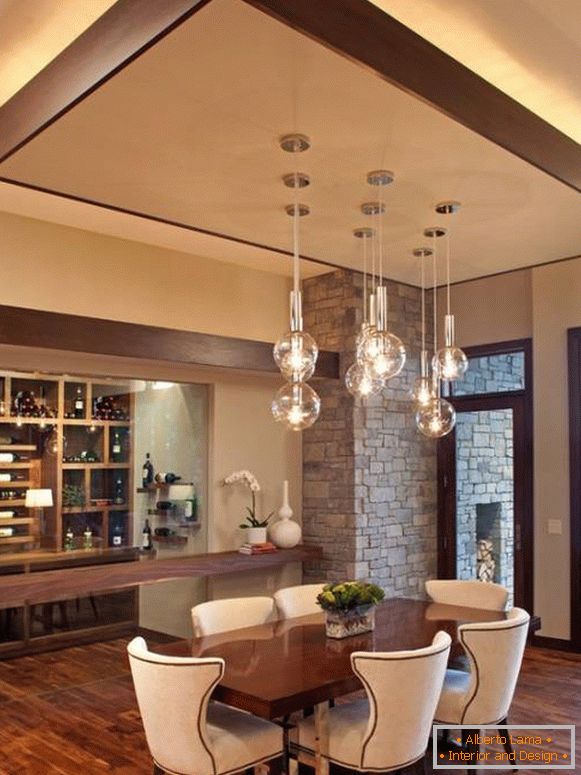 Sochařský strop s osvětlením v kuchyňském designu