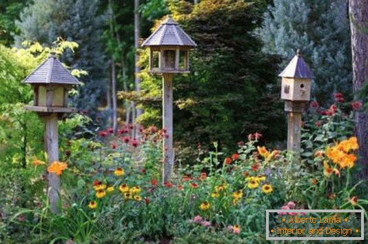 Domy pro přinášení ptáků do zahrady