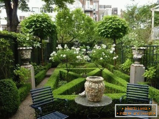 Malá terasa s neuvěřitelnou zahradou