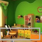 Zelená tapeta v dětském pokoji