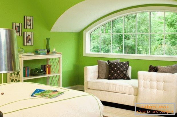 Interiér místnosti v světle zelené barvě