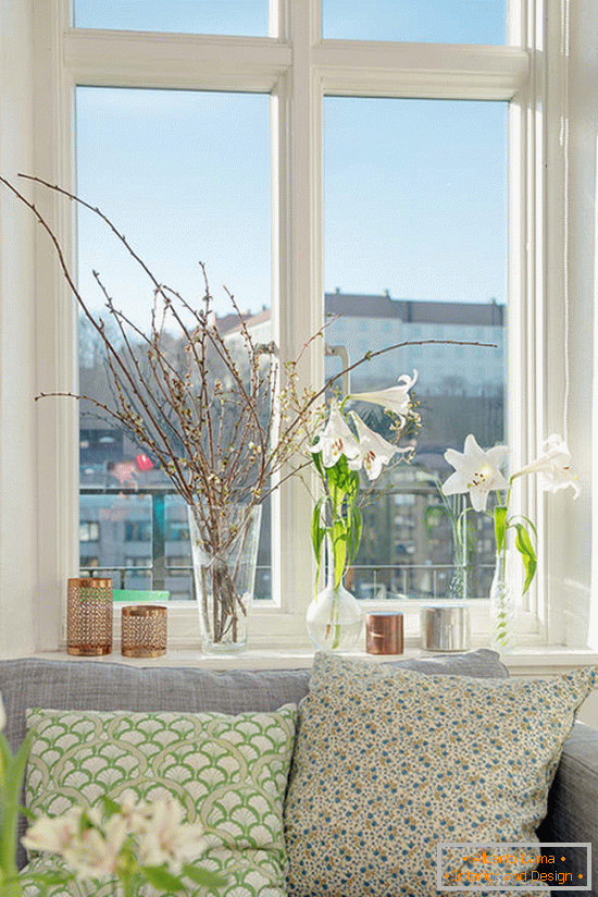 Dekorace okenního parapetu s květinami