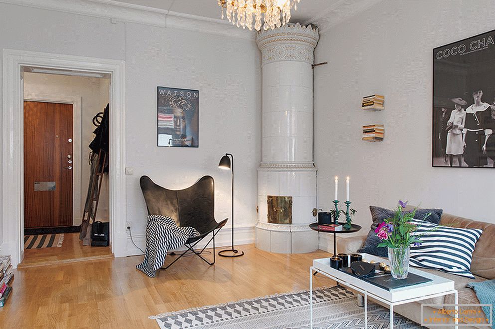 Interiér dvoupokojového bytu ve skandinávském stylu ve Stockholmu