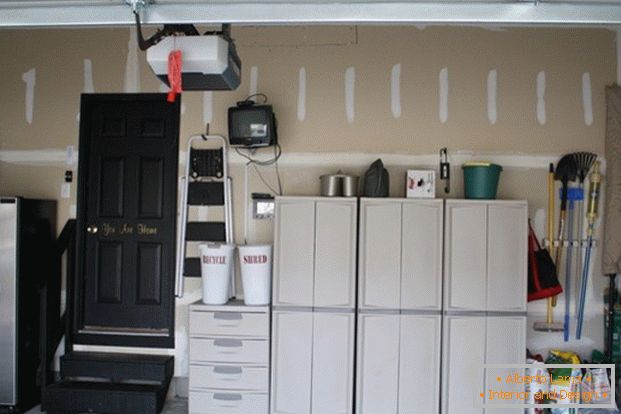 Šatní skříně a zásuvky v garáži