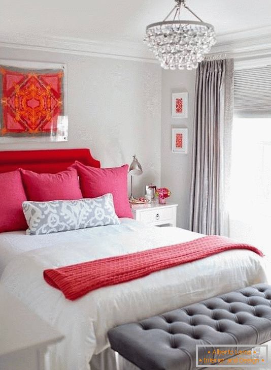 Kombinace červené, růžové a šedé v ložnici