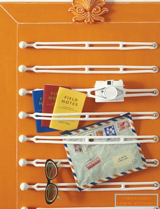Myšlenka skladování pro malý byt. Pryžové pásky pro brýle a notebooky