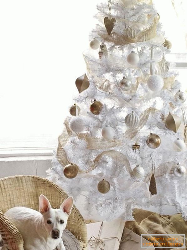 Bílý vánoční strom se zlatými a bílými kuličkami