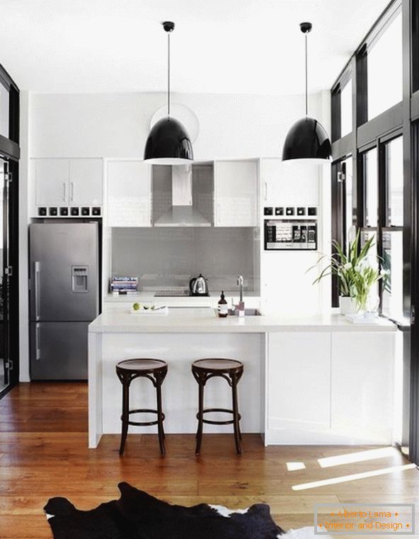 Kuchyně v černé a bílé barvě