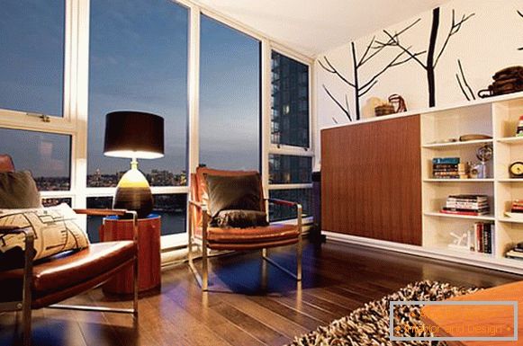Velké panoramatické okna v obývacím pokoji