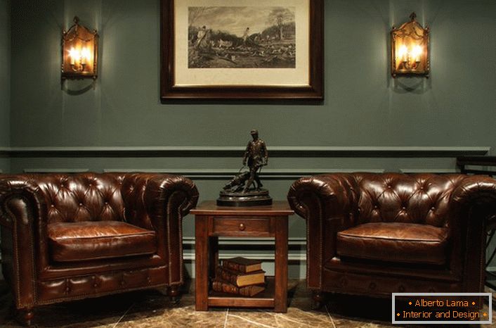 Pro kancelář gentlemana v anglickém stylu se vyznačují masivní kožené židle a přísné vnitřní prvky.