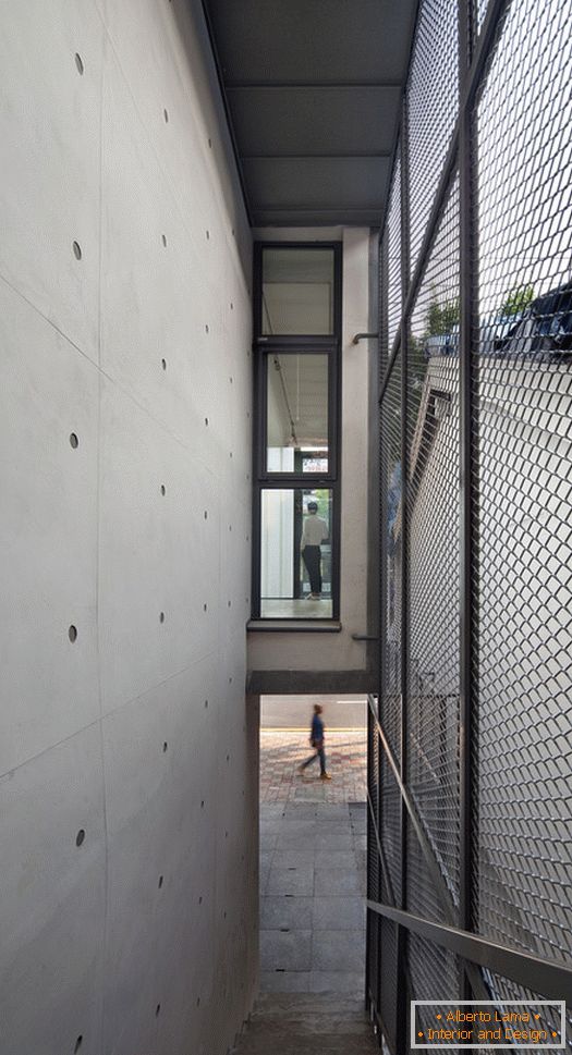 Architektura na malém náměstí: schodiště