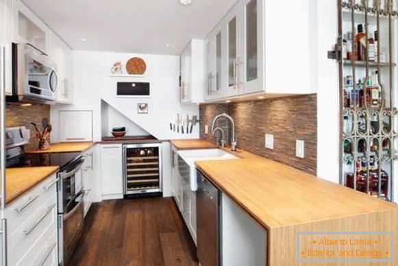 Zástěra pro bílou kuchyň s dřevěnými deskami