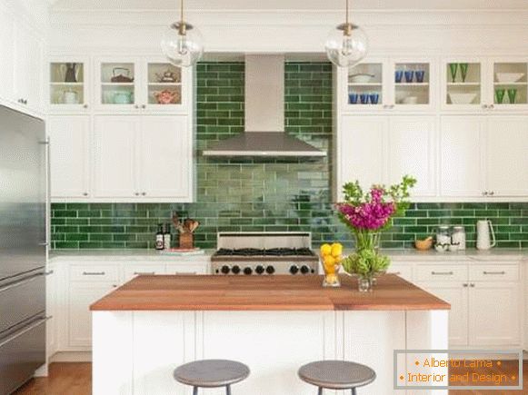 Zelená zástěra pro bílou kuchyň - fotografie obdélníkových dlaždic