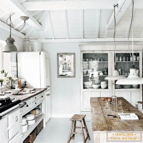Bílá kuchyně v dřevěném domě