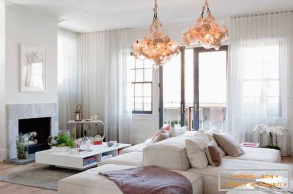 Modulová bílá pohovka v obývacím pokoji