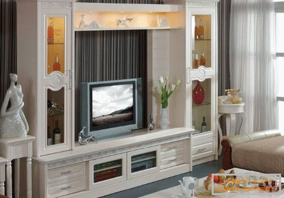 Interiér obývacího pokoje s bílým nábytkem v klasickém stylu